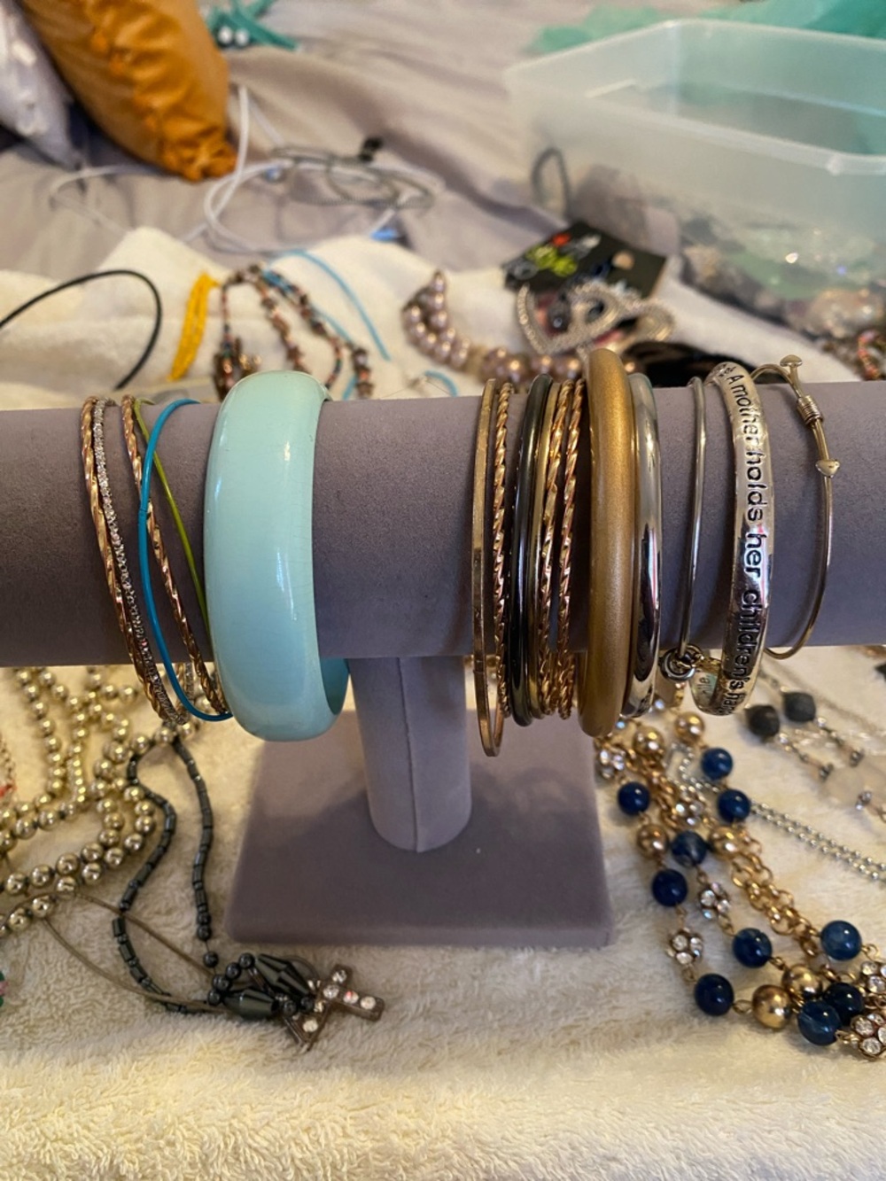 Source Unknown Mint Resin and Gold-Tone Mixed Bangle Set